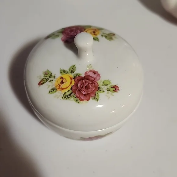 ASSORTMENT OF WHITE CERAMICS. - Picture 2 of 13